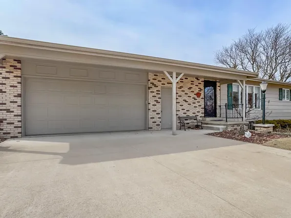 1604 Club View Dr, Hampton, IA 50441