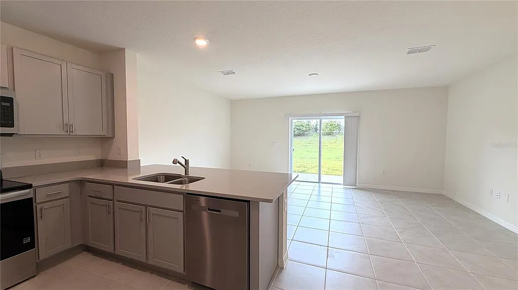 3 bed, 2.5 bath, 1463 sqft, $1,900 — Photo 3