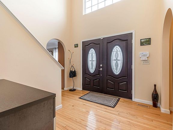 5th image of 180 Knights Bridge Dr E