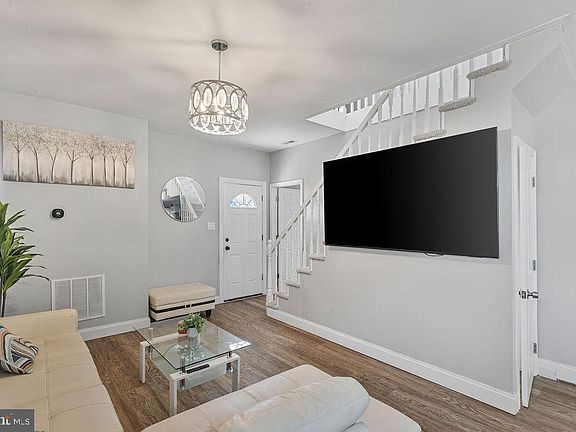 5th image of 8489 Arbutus Rd