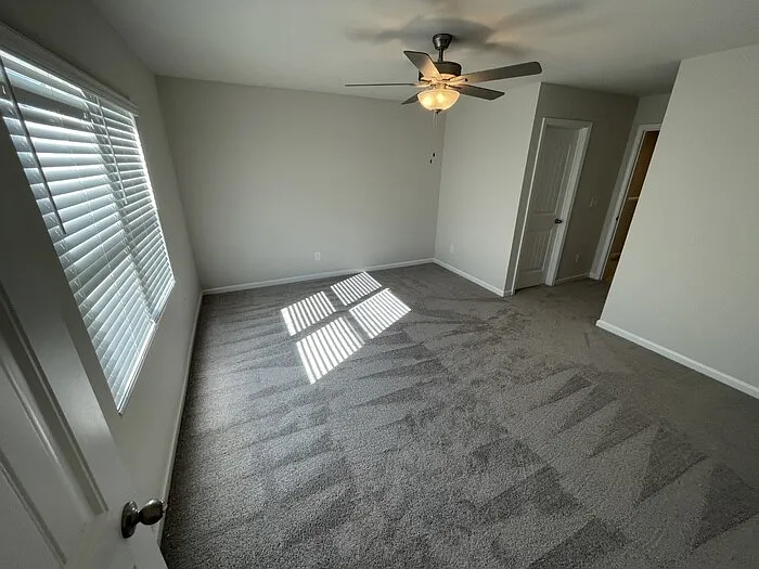 1055 Peony Ln — Photo 3