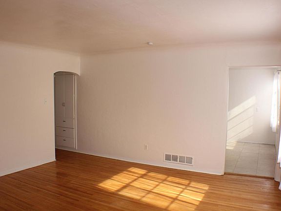 4th image of 1300 Bryn Mawr Dr NE