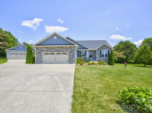 122 Cheraw Ln, Flat Rock, NC 28731