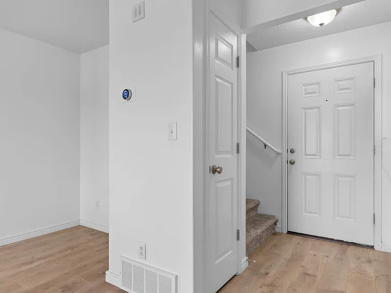 246 S 1800 E — Photo 11