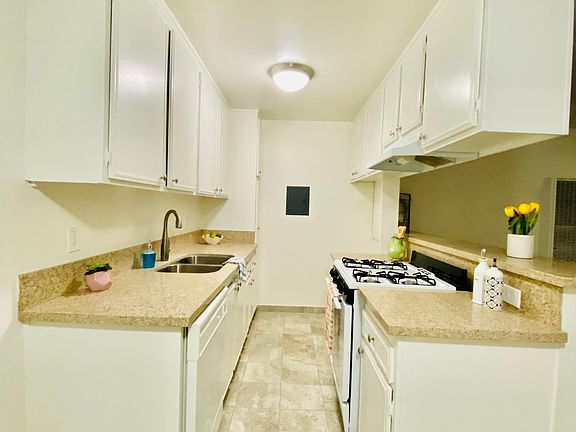 Clean kitchen.