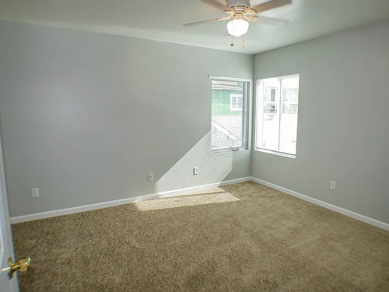 810-812.5 Niantic Ct — Photo 13