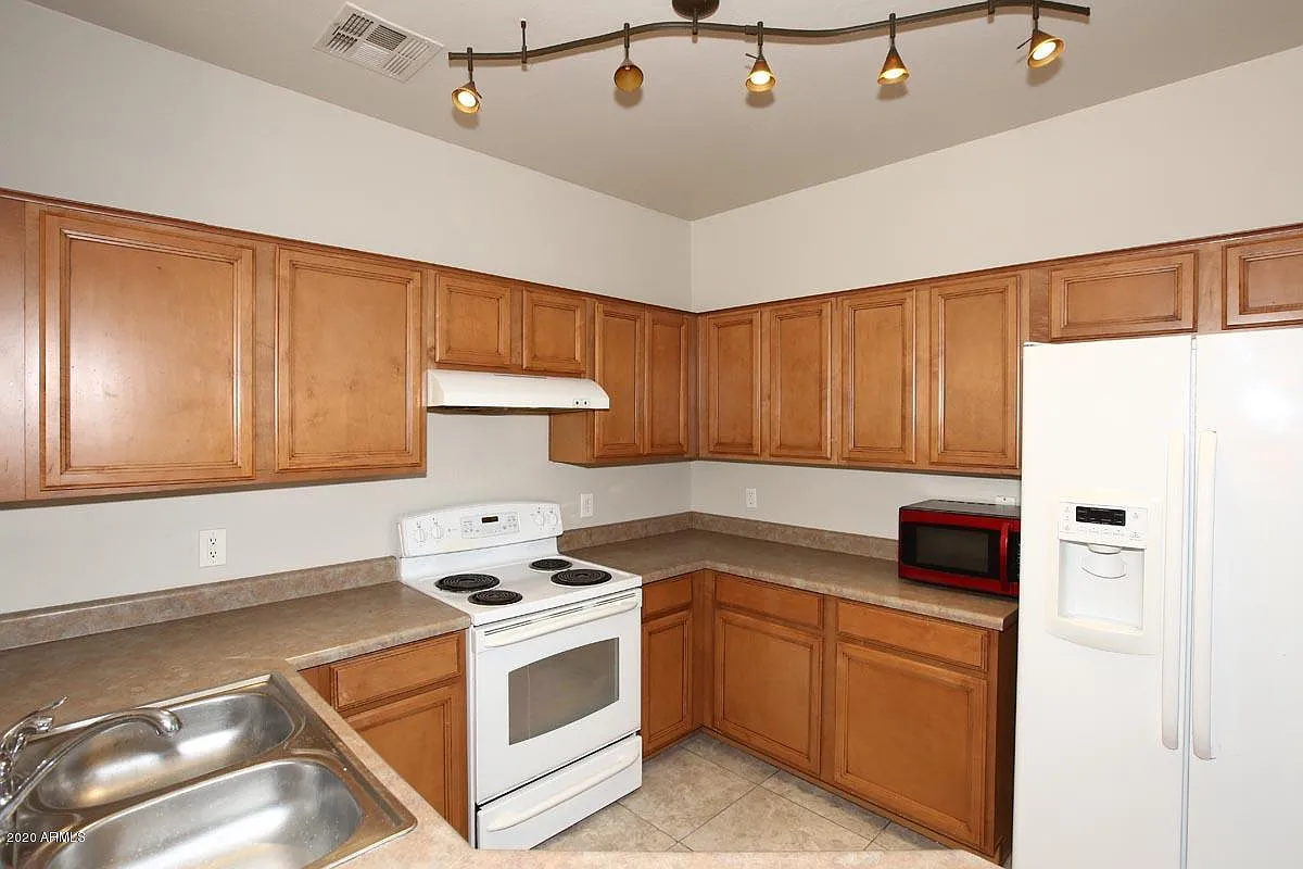4 bed, 2.5 bath, 2048 sqft, $2,100 — Photo 3