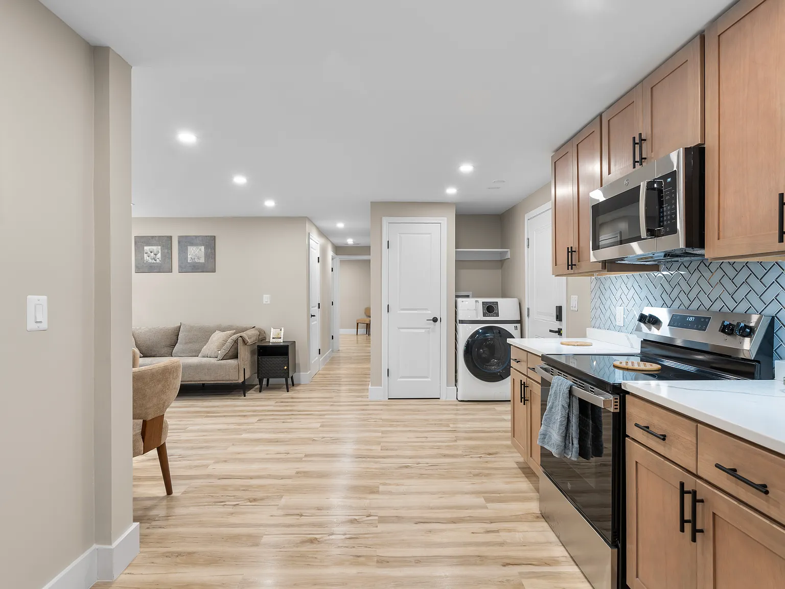2 bed, 922 sqft, $2,100 — Photo 2