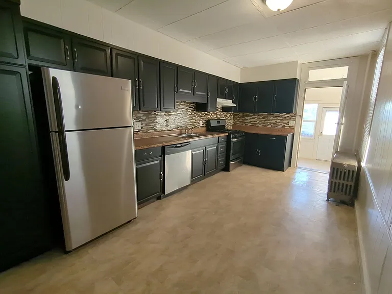 1529 W King St — Photo 9