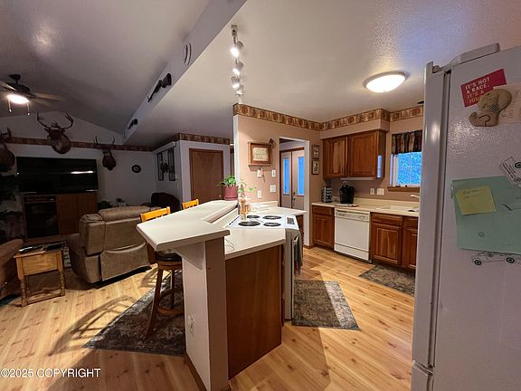 4th image of 704 Unimak St