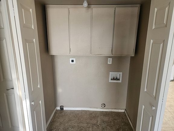 Laundry closet with waher and dryer hookups