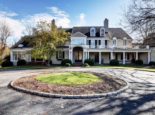 15 River Hill Rd, Indian Hills, KY 40207