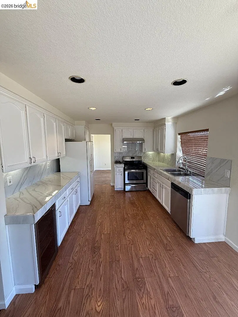 4 bed, 3.0 bath, 2181 sqft, $3,600 — Photo 4