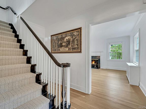 5th image of 83 Parkway W