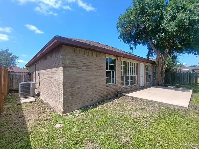 1715 Marigold St — Photo 4