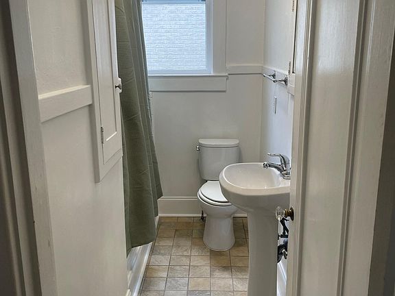4th image of 2810 Oakland Ave APT 2