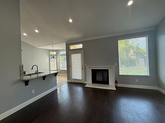 4th image of 1126 E Pinehurst Ave