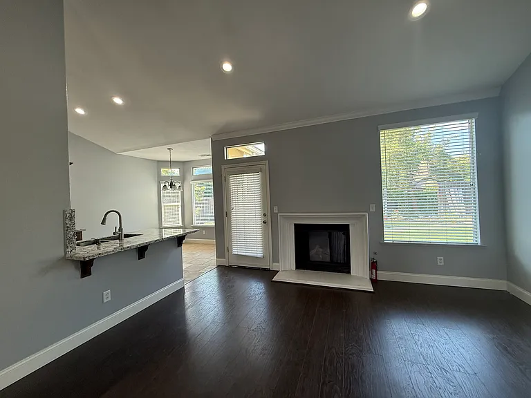 1126 E Pinehurst Ave — Photo 4