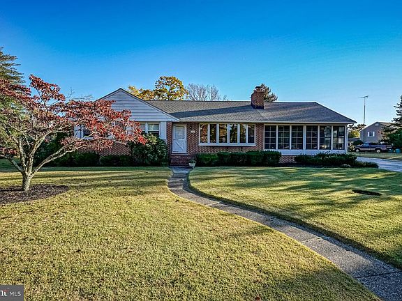 4th image of 230 Lakeshore Dr
