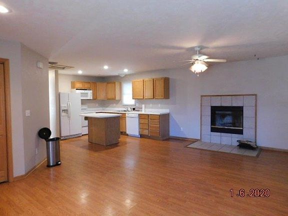 3rd image of 620 E 12th St