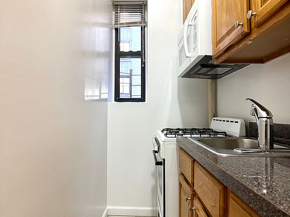 3rd image of 523 W 187th St APT 2A