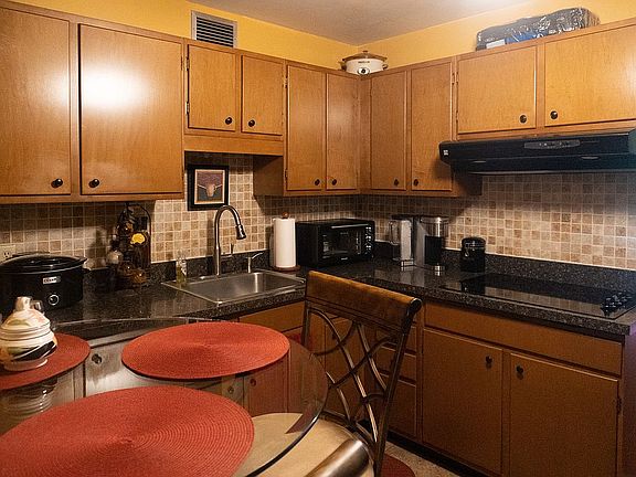 4th image of 5300 Hamilton Ave Unit 107