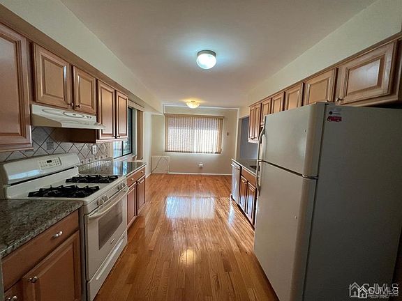 3rd image of 412 Edison Glen Ter