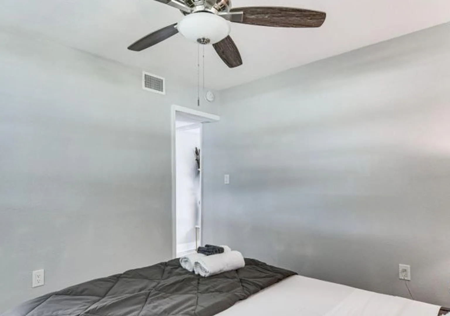4 bed, 3.0 bath, 1372 sqft, $957 — Photo 1