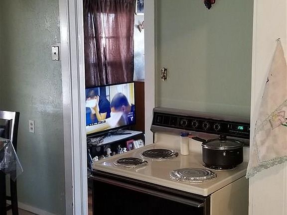 5th image of 812 N Oak St