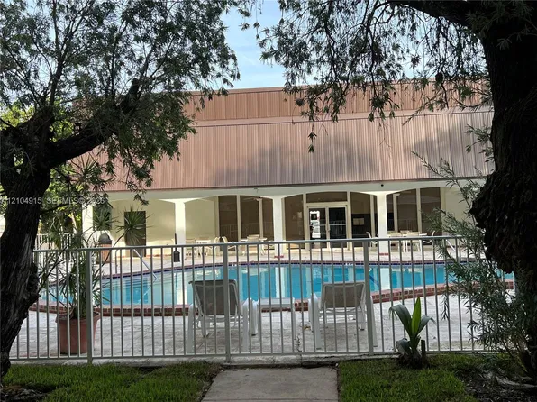 500 NE 2nd St, Dania, FL