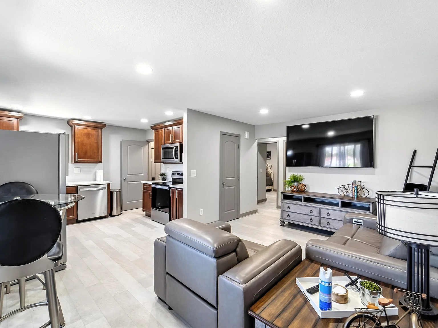 2 bed, 1.0 bath, 731 sqft, $2,149 — Photo 1