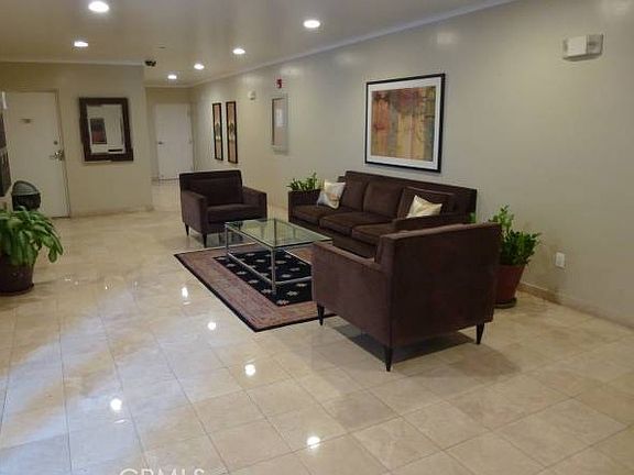 3rd image of 1828 Glendon Ave Penthouse 1