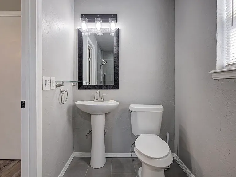 2505 Greenfield Dr — Photo 12