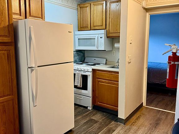5th image of 383 College St #3B