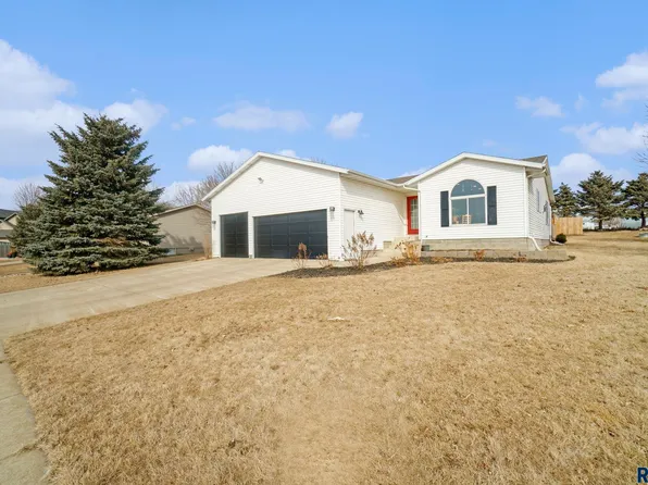 145 Ramm Heights Dr, Madison, SD 57042