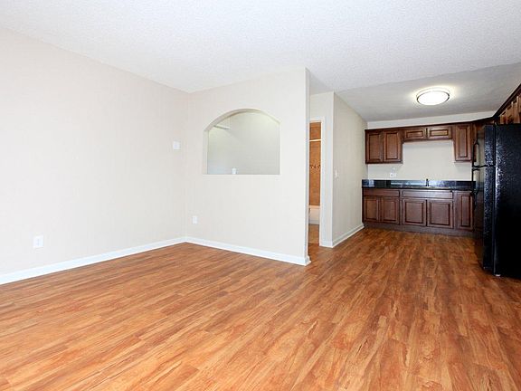 4th image of 10229 Ashwood St #304