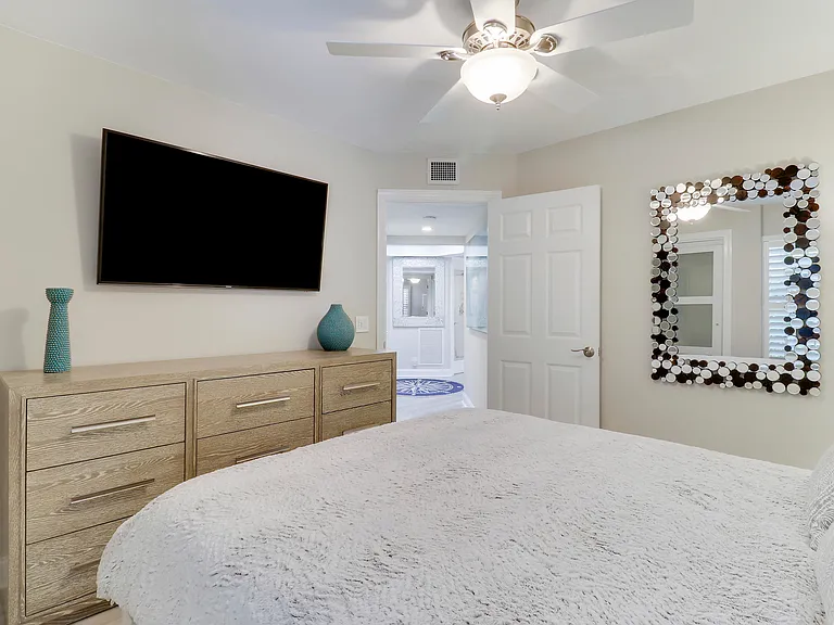 515 Bay Colony Dr N — Photo 38