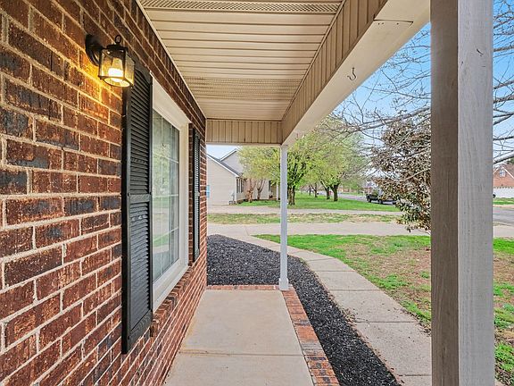 4th image of 2422 English Hill Dr