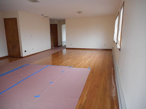 Living Room 32' x 17'