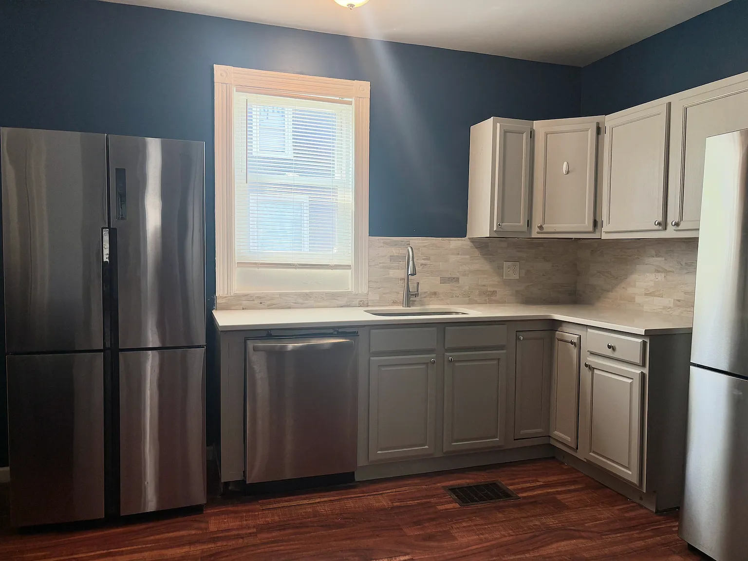 6 bed, 1986 sqft, $4,770 — Photo 3