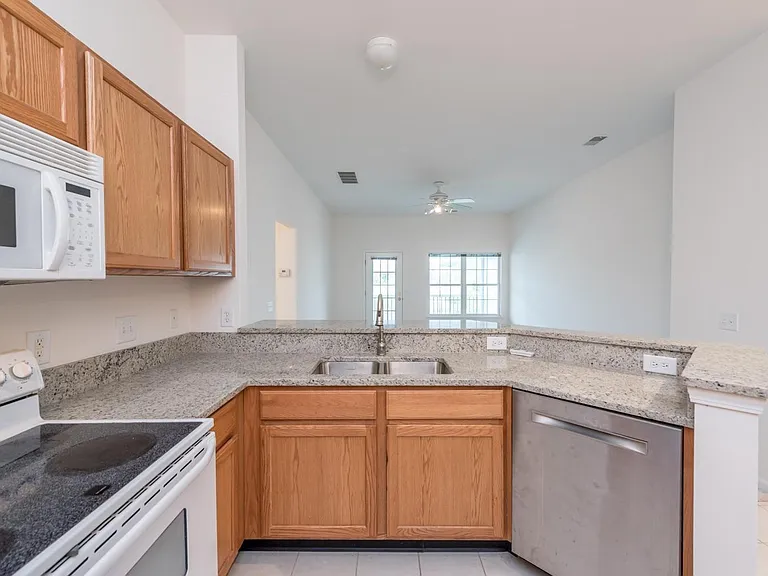 2800 S Knightsbridge Cir — Photo 6
