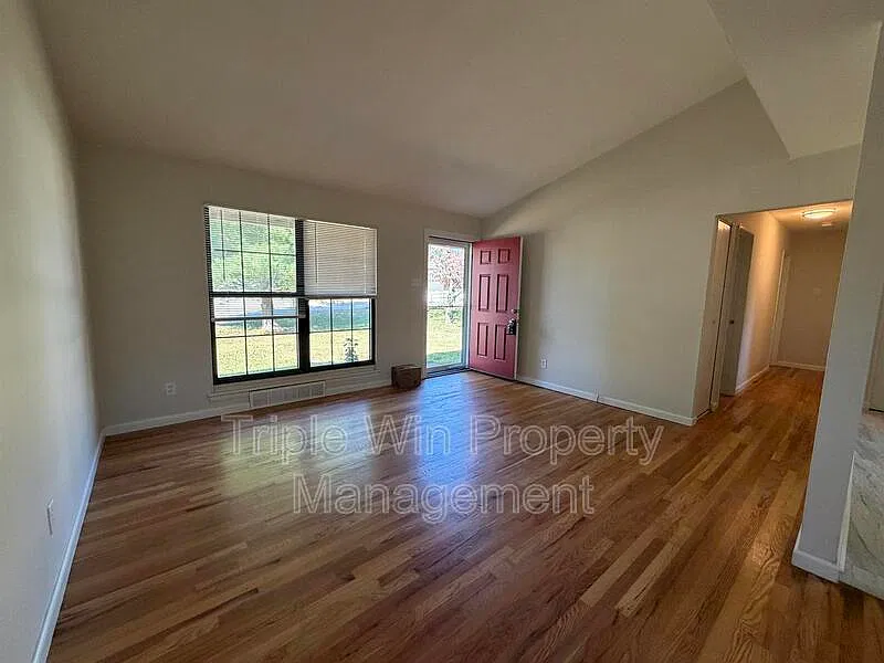 3 bed, 1.0 bath, 1008 sqft, $1,830 — Photo 3
