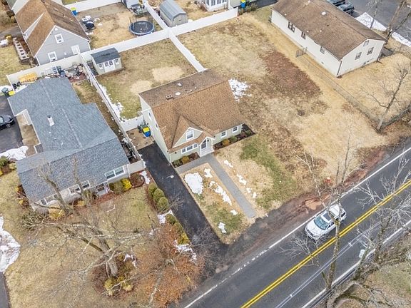 2nd image of 122 Greenbrook Rd