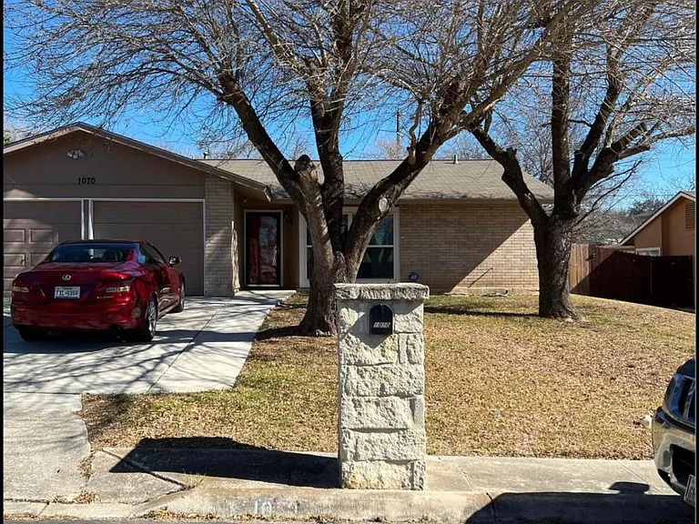 1070 Cloverbrook St — Photo 2