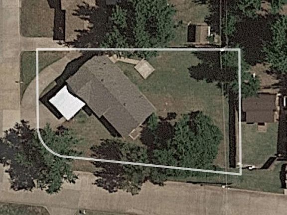 Large backyard. Mowing and maintenance of 2 front bushes Tenant responsibility. Landlord will maintenance hedge and trees.