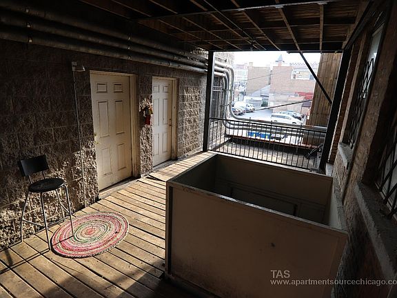 4th image of 905 W Belmont Ave #2N