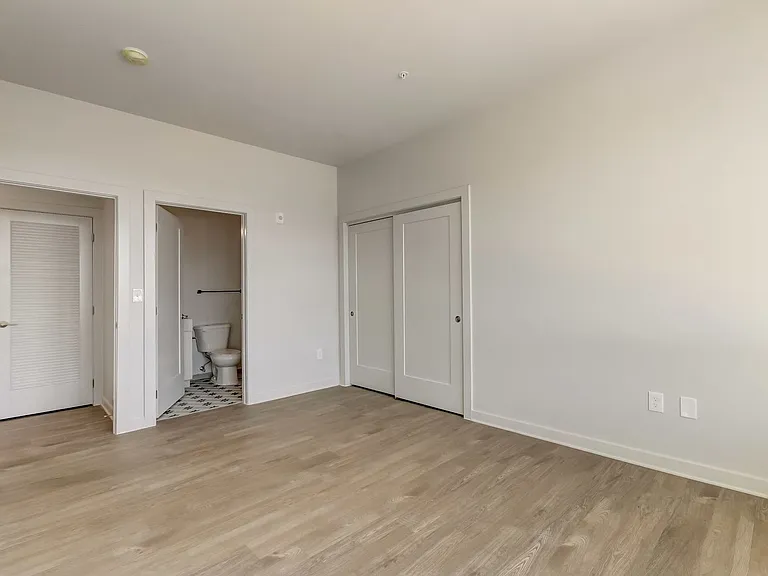 115 W Hamburg — Photo 90