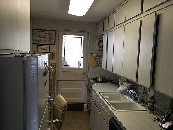 4th image of 61-40 150 Steet