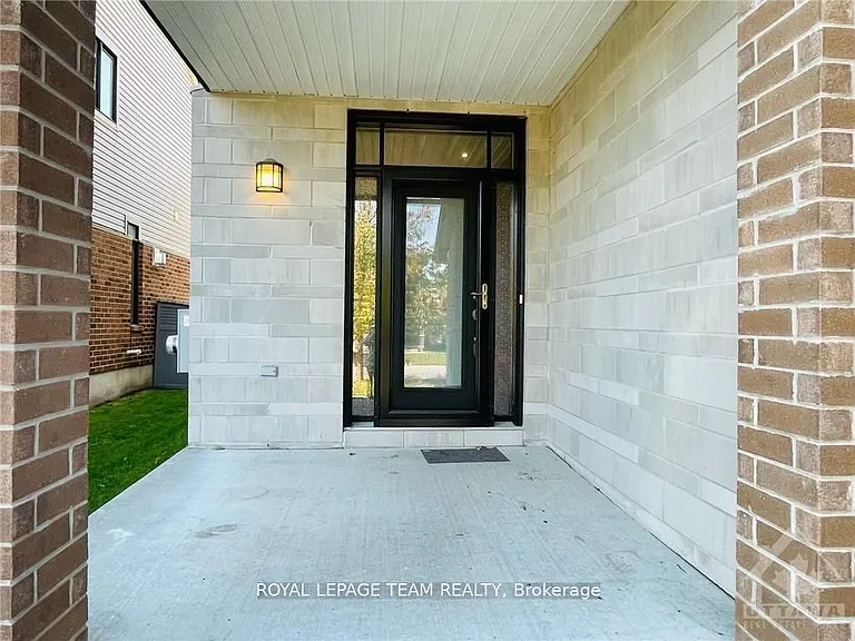 1189 Tischart Cres — Photo 2