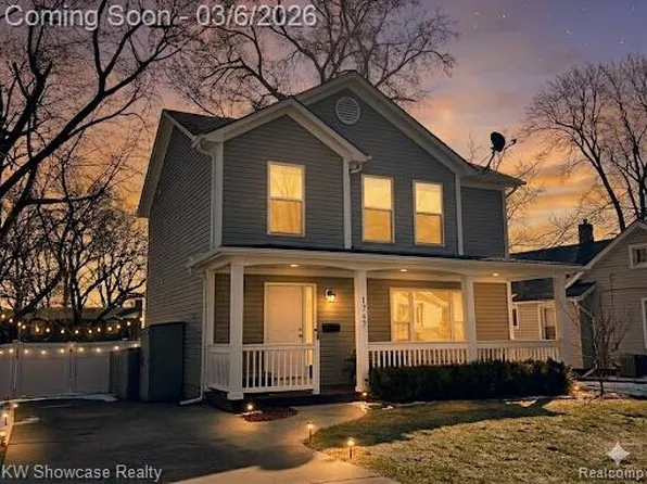 1747 Beechmont St, Keego Harbor, MI 48320